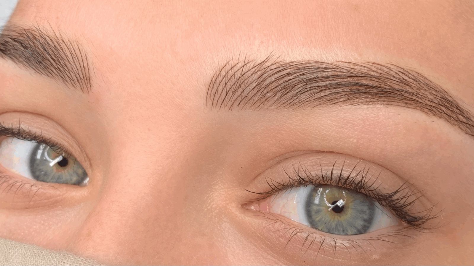 microblading eyebrows